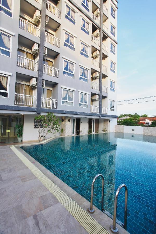 Leenova Place Bangkok Exterior photo