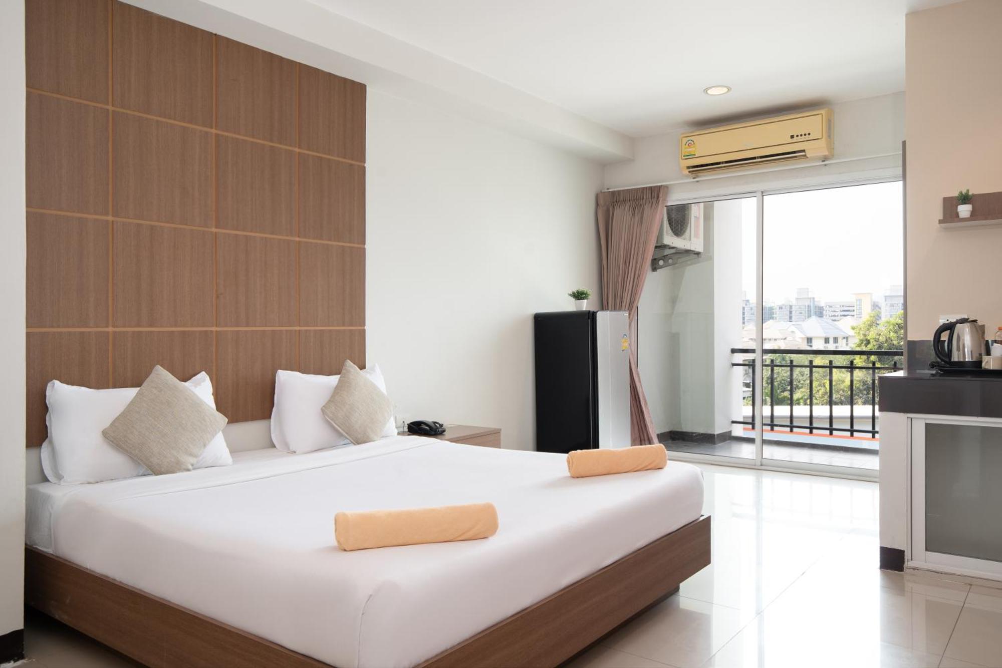 Leenova Place Bangkok Exterior photo